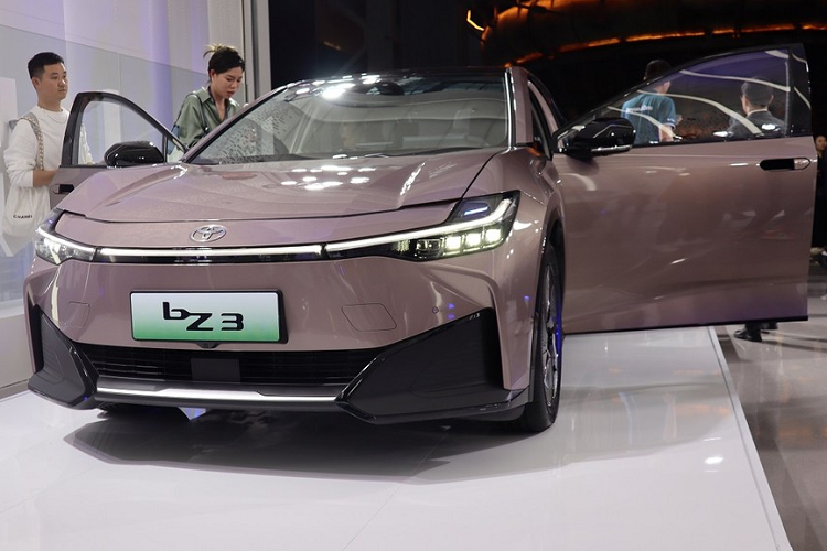 Liên doanh FAW Toyota đã chính thức tổ chức sự kiện ra mắt mẫu ôtô điện bZ3 ở Trung Quốc. Trong sự kiện này, giá bán chính thức của Toyota bZ3 2023 mới đã được công bố. Theo đó, tại thị trường Trung Quốc, Toyota bZ3 2023 có tổng cộng 3 phiên bản với giá bán dao động từ 169.800 - 199.800 Nhân dân tệ (khoảng 579 - 682 triệu đồng). 