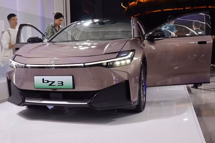 Liên doanh FAW Toyota đã chính thức tổ chức sự kiện ra mắt mẫu ôtô điện bZ3 ở Trung Quốc. Trong sự kiện này, giá bán chính thức của Toyota bZ3 2023 mới đã được công bố. Theo đó, tại thị trường Trung Quốc, Toyota bZ3 2023 có tổng cộng 3 phiên bản với giá bán dao động từ 169.800 - 199.800 Nhân dân tệ (khoảng 579 - 682 triệu đồng). 
