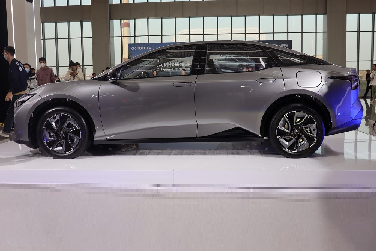 Bên ngoài, Toyota bZ3 2023 giá mềm được áp dụng phong cách thiết kế tương tự mẫu SUV thuần điện Toyota bZ4X. Điều này được thể hiện rõ qua cụm đèn pha LED nhỏ gọn và dải đèn LED định vị ban ngày nằm vắt ngang trên đầu xe.