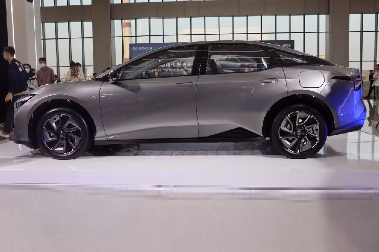 Bên ngoài, Toyota bZ3 2023 giá mềm được áp dụng phong cách thiết kế tương tự mẫu SUV thuần điện Toyota bZ4X. Điều này được thể hiện rõ qua cụm đèn pha LED nhỏ gọn và dải đèn LED định vị ban ngày nằm vắt ngang trên đầu xe.