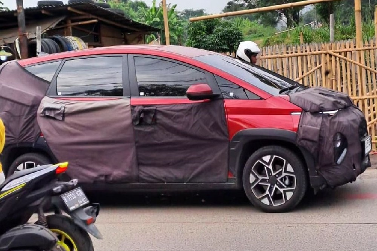 Mẫu MPV lai SUV này sẽ được bổ sung bộ body kit và vành la-zăng mới, tương tự những gì Mitsubishi làm với Xpander Cross. Bên trong Hyundai Stargazer X sẽ là không gian nội thất được thiết kế không khác biệt nhiều so với bản thường.
