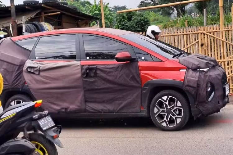 Mẫu MPV lai SUV này sẽ được bổ sung bộ body kit và vành la-zăng mới, tương tự những gì Mitsubishi làm với Xpander Cross. Bên trong Hyundai Stargazer X sẽ là không gian nội thất được thiết kế không khác biệt nhiều so với bản thường.