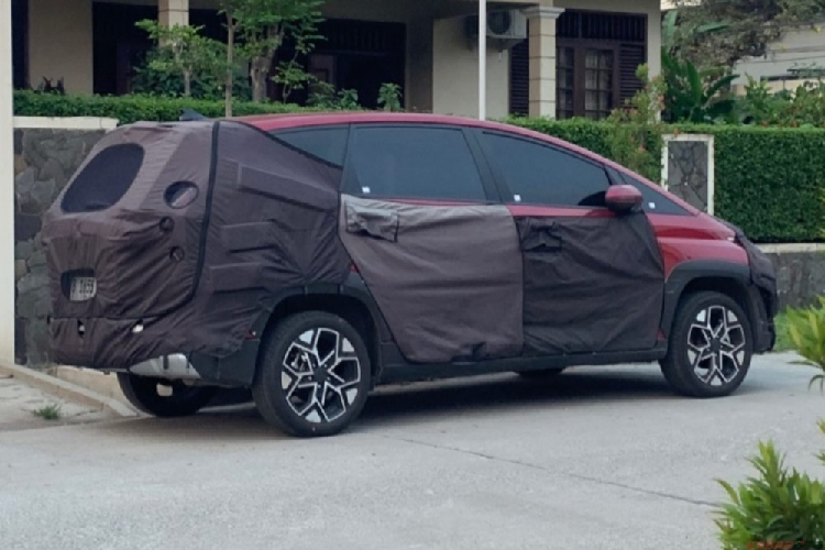 Theo tin đồn, Hyundai Stargazer X sẽ là đối thủ của Mitsubishi Xpander Cross, Toyota Veloz Cross và Suzuki XL7. Do đó, xe sẽ sở hữu thiết kế nam tính hơn và sang trọng hơn so với Hyundai Stargazer tiêu chuẩn.
