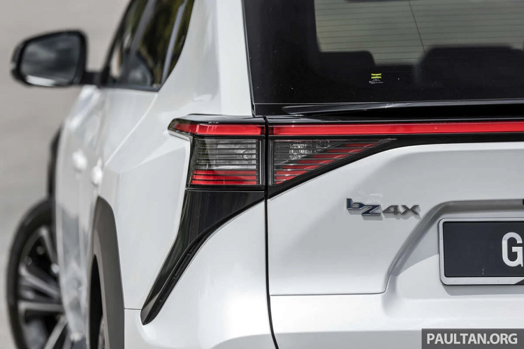 Trang bị trên Toyota bZ4X khá đầy đủ với đèn pha LED, la-zăng hợp kim 20 inch, đồng hồ lái kỹ thuật số 7 inch, màn hình cảm ứng giải trí 12,3 inch, điều hòa tự động 2 vùng với cửa gió sau, sạc không dây, nội thất bọc da, camera phía trước, ghế lái và cốp chỉnh điện, hệ thống Toyota Safety Sense.