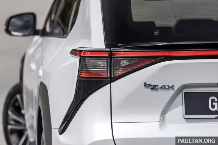 Trang bị trên Toyota bZ4X khá đầy đủ với đèn pha LED, la-zăng hợp kim 20 inch, đồng hồ lái kỹ thuật số 7 inch, màn hình cảm ứng giải trí 12,3 inch, điều hòa tự động 2 vùng với cửa gió sau, sạc không dây, nội thất bọc da, camera phía trước, ghế lái và cốp chỉnh điện, hệ thống Toyota Safety Sense.