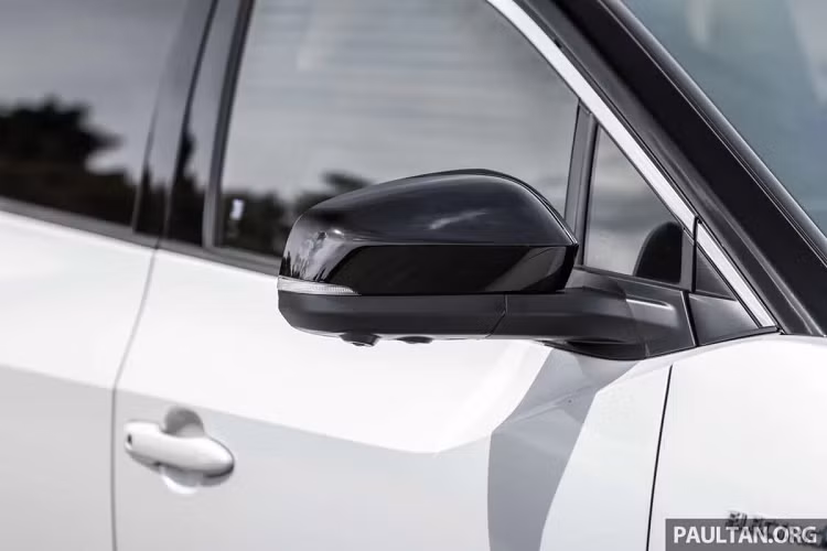 Về chuẩn sạc, Toyota bZ4X tương tích với chuẩn sạc AC Type 2 có công suất tối đa đến 6,6 kW. Ngoài ra, còn tương thích chuẩn sạc nhanh DC (CCS2) công suất đến 150 kW, cho thời gian sạc từ 0-80% chỉ trong 30 phút.