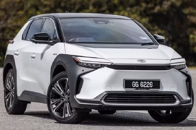 Toyota đang hướng đến mục tiêu trung hòa carbon vào năm 2050. Tuy nhiên với từng thị trường, hãng xe Nhật Bản sẽ có những điều chỉnh khác nhau để đạt tới mục tiêu. Ở thời điểm hiện tại, với hạ tầng trạm sạc chưa đáp ứng, các mẫu xe điện EV như Toyota bZ4X và xe chạy hydro vẫn chưa phải giải pháp tối ưu. So với những nhà sản xuất khác, Toyota theo đuổi một chiến lược đa giải pháp nhằm hướng đến mục tiêu cuối cùng.