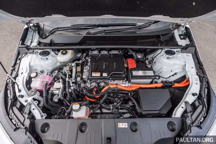 Tại Malaysia, UMW Toyota Motor (UMWT) cũng áp dụng chiến lược tương tự với việc ra mắt những dòng xe Hybrid mới như Corolla Cross Hybrid và Innova Zenix Hybrid. Cũng như từng giới thiệu Prius vào năm 2009 và Prius C vào năm 2012.