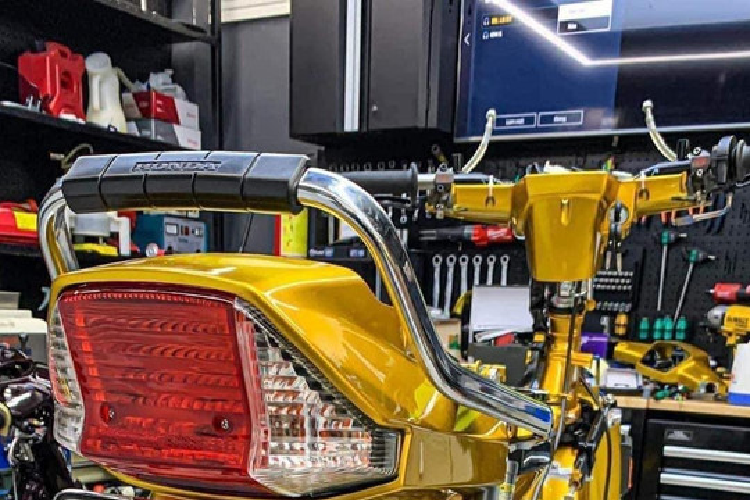 Chiếc xe cũng được trang bị thêm cụm đồng hồ thiết kế dành riêng cho Dream II, cùm công tắc rút gọn, bao tay cùng cặp gù Takegawa. Sau khoảng một năm trời “tân trang” cho xế cưng, anh Tuấn cho biết, chiếc xe Sufat Retot độ Honda Dream hiện tại chỉ dùng cho mục đích trưng bày là chính, chứ gia đình anh không sử dụng đến.