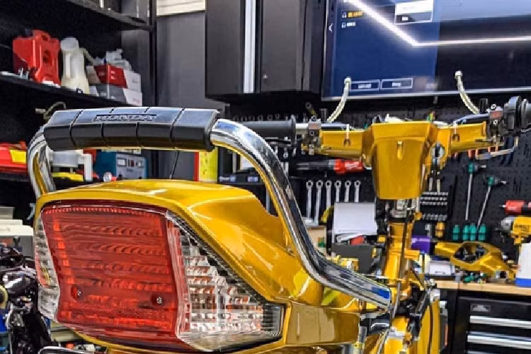 Chiếc xe cũng được trang bị thêm cụm đồng hồ thiết kế dành riêng cho Dream II, cùm công tắc rút gọn, bao tay cùng cặp gù Takegawa. Sau khoảng một năm trời “tân trang” cho xế cưng, anh Tuấn cho biết, chiếc xe Sufat Retot độ Honda Dream hiện tại chỉ dùng cho mục đích trưng bày là chính, chứ gia đình anh không sử dụng đến.