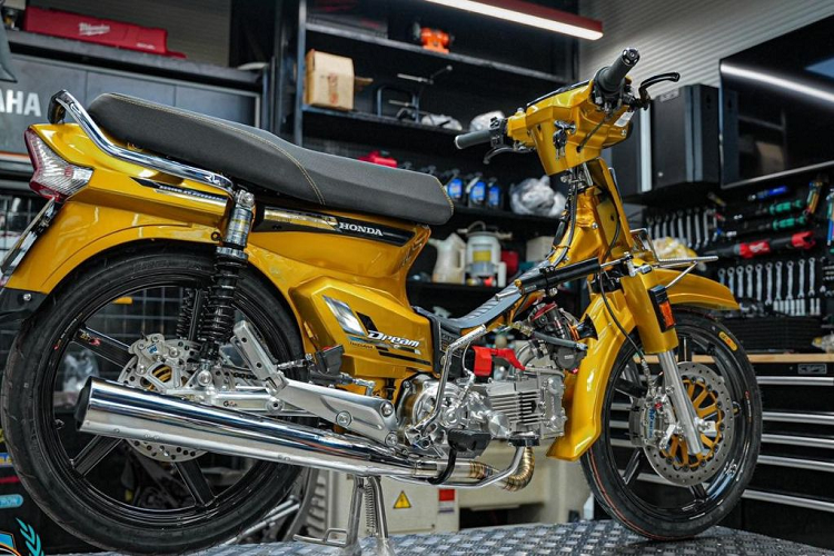 Vốn là người mê xe biển số đẹp nên anh Nguyễn Anh Tuấn (Hải Phòng) đã sưu tầm nhiều chiếc xe mang biển tứ quý, ngũ quý, sảnh tiến... Chỉ cần xe mang biển số đẹp, anh sẵn sàng chi tiền để độ lại chiếc xe sao cho thật xứng tầm với chiếc biển đẹp đó. Thậm chí, chiếc xe máy Sufat Retot cũ nát, anh vẫn sẽ mua về để “lột xác” làm mới.