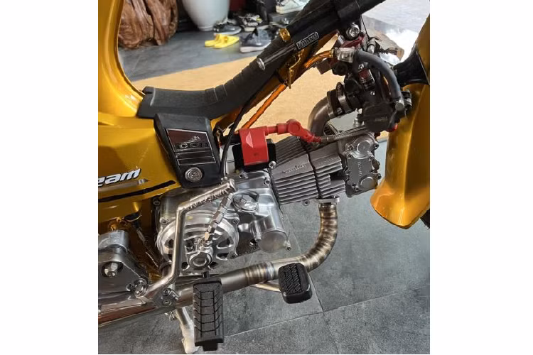 Anh Tuấn đặc biệt nhập khối động cơ mới từ Nhật đi kèm với chế hòa khí và cổ pô titan. Chỉ tính riêng khối động cơ, anh đã phải chi ra đến 200 triệu đồng. Khối động cơ này của hãng Takegawa đã thiết kế lại toàn bộ quy lát, nòng xi-lanh, piston... khiến cỗ máy có trọng lượng cực nhẹ nhưng đạt công suất lên tới 22 mã lực, dù chỉ có dung tích 148 cc. Ngoài ra, bộ máy này còn có tới 5 số thay vì chỉ 4 số như máy Honda, Sufat.