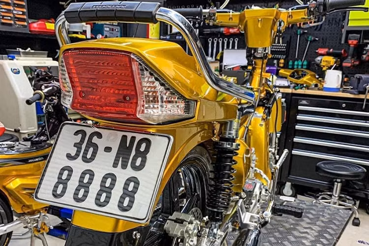 Và với chiếc xe máy Sufat Retot 100cc biển tứ quý 8 (36N8-8888) cũng vậy. Để có được ngoại hình xứng tầm với biển tứ quý 8, anh Tuấn đã đầu tư sắm hàng loạt phụ tùng xịn sò và mất khoảng một năm trời mới có thể dựng nên chiếc xe này. Tổng thể, chiếc xe độ nổi bật với bộ cánh màu vàng, đi kèm đó là bộ tem Honda Dream II cực chất có giá khoảng 600.000 đồng.