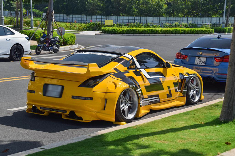 Chiếc Nissan 350Z ở Sài Gòn độ bodykit Veilside này đã được chủ nhân bọc lớp decal màu vàng – đen, nguyên bản xe có body full carbon fiber. Để “ton-sour-ton” với ngoại thất, xe được lắp bộ mâm 5 chấu kép sâu lòng kích thước lớn, màu nhôm sáng bóng.