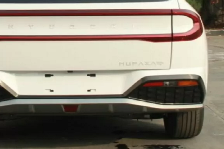 Chưa hết, Hyundai Mufasa còn có đèn phanh trên cao ở giữa cánh gió mui và 2 đèn nằm ngang trên cản sau. Dải đèn bên phải còn tích hợp cả đèn lùi của xe. Bên dưới là bộ khuếch tán gió giả với đèn hình thang nằm giữa. 