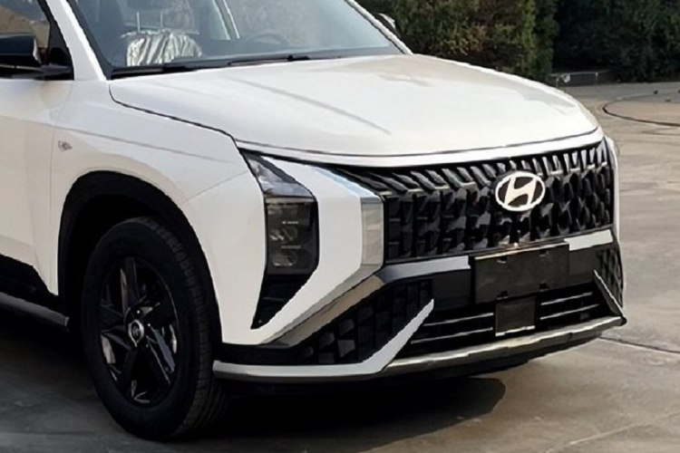 Bên ngoài, mẫu xe SUV Hyundai Mufasa 2024 được áp dụng ngôn ngữ thiết kế mới nhất của thương hiệu. Theo đó, ở khu vực đầu xe sở hữu lưới tản nhiệt cỡ lớn sơn màu đen nhưng phần lớn là đóng kín. Ở giữa lưới tản nhiệt có vẻ là logo có thể phát sáng của thương hiệu Hyundai. Ngoài ra, lưới tản nhiệt còn được bao quanh bằng nẹp mạ crôm tạo thành hình chữ "X", theo phong cách giống với Hyundai Stargazer và Mitsubishi Xpander.