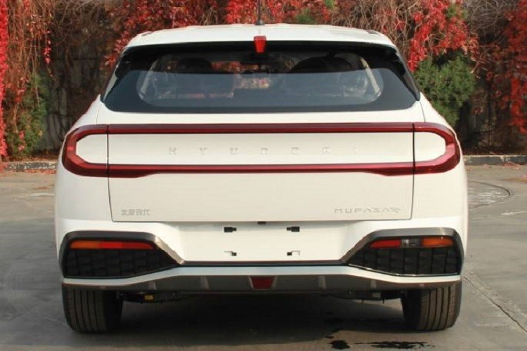 Hiện hình ảnh nội thất của và giá xe Hyundai Mufasa 2024 chưa được công bố. Chỉ biết rằng, xe sẽ có cửa sổ trời toàn cảnh Panorama. "Trái tim" của Hyundai Mufasa là động cơ xăng 4 xi-lanh, hút khí tự nhiên, dung tích 2.0L do nhà máy ở Trung Quốc sản xuất. Động cơ này tạo ra công suất tối đa 161 mã lực. Đáng tiếc là giá bán và thời điểm ra mắt thị trường Trung Quốc của Hyundai Mufasa chưa được hé lộ.