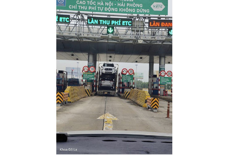 Cụ thể, MPV Xpander Cross 2023 của Mitsubishi có thiết kế đèn pha mới dạng T-Shape góc cạnh hơn. Thiết kế Dynamic Shield với các mảng khối góc cạnh vẫn là phong cách chủ đạo trên Mitsubishi Xpander mới. Mặt ca-lăng được tinh chỉnh, sơn đen, thể thao hơn.