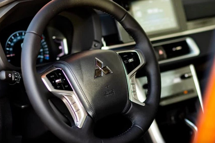 Phần đuôi xe cũng áp dụng kiểu thiết kế T-Shape cho đèn hậu. Cản trước và sau mới, mạnh mẽ hơn bản cũ. Nội thất của Xpander Cross mới thay đổi đáng kể, lược bỏ bớt các phím bấm vật lý nhằm đem lại không gian rộng thoáng hơn.