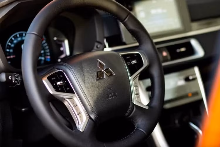 Phần đuôi xe cũng áp dụng kiểu thiết kế T-Shape cho đèn hậu. Cản trước và sau mới, mạnh mẽ hơn bản cũ. Nội thất của Xpander Cross mới thay đổi đáng kể, lược bỏ bớt các phím bấm vật lý nhằm đem lại không gian rộng thoáng hơn.