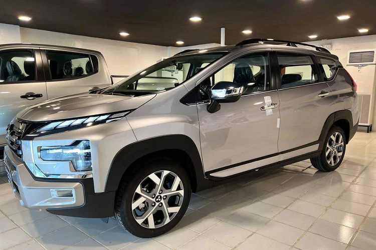 Mitsubishi Xpander Cross 2023 mới hiện đã có mặt tại Việt Nam và đang trên đường tới đại lý nhằm phục vụ mục đích trưng bày. Đầu tuần này, một số hình ảnh xuất hiện trên mạng xã hội ghi lại hình ảnh Xpander Cross được vận chuyển bằng xe chuyên dụng trên cao tốc Hà Nội – Hải Phòng cho thấy mẫu xe mới được thay đổi khá nhiều về kiểu dáng.