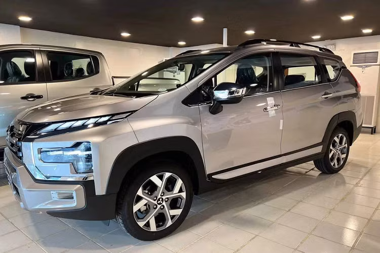 Mitsubishi Xpander Cross 2023 mới hiện đã có mặt tại Việt Nam và đang trên đường tới đại lý nhằm phục vụ mục đích trưng bày. Đầu tuần này, một số hình ảnh xuất hiện trên mạng xã hội ghi lại hình ảnh Xpander Cross được vận chuyển bằng xe chuyên dụng trên cao tốc Hà Nội – Hải Phòng cho thấy mẫu xe mới được thay đổi khá nhiều về kiểu dáng.
