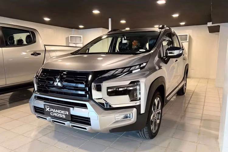 Các đại lý Mitsubishi mới đây đã đồng loạt thông báo nhận đặt cọc mẫu xe Xpander Cross 2023 mới. Đại lý cho biết mẫu MPV này sẽ ra mắt tại Việt Nam ngay trong tháng 2 và đến tay khách hàng từ tháng 3 năm nay. Giá xe Mitsubishi Xpander Cross 2023 dự kiến tăng nhẹ, từ 688 triệu đồng lên hơn 700 triệu đồng.