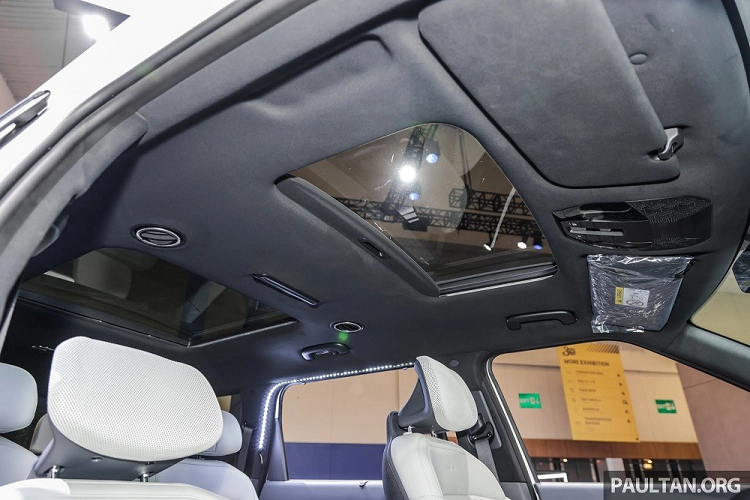 Cuối cùng là hàng loạt tính năng trợ lái nâng cao ADAS như hỗ trợ tránh va chạm sớm (AEB) khi quay đầu hoặc ở giao lộ, hỗ trợ bám làn đường, hỗ trợ giữ làn đường, hệ thống kiểm soát hành trình thích ứng, hỗ trợ tránh va chạm trong điểm mù, cảnh báo điểm mù, hỗ trợ đèn pha, cảnh báo mất tập trung, cảnh báo phương tiện đến gần khi mở cửa và hỗ trợ lái trên cao tốc.