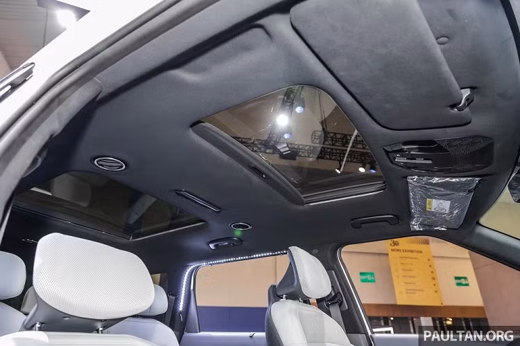 Cuối cùng là hàng loạt tính năng trợ lái nâng cao ADAS như hỗ trợ tránh va chạm sớm (AEB) khi quay đầu hoặc ở giao lộ, hỗ trợ bám làn đường, hỗ trợ giữ làn đường, hệ thống kiểm soát hành trình thích ứng, hỗ trợ tránh va chạm trong điểm mù, cảnh báo điểm mù, hỗ trợ đèn pha, cảnh báo mất tập trung, cảnh báo phương tiện đến gần khi mở cửa và hỗ trợ lái trên cao tốc.