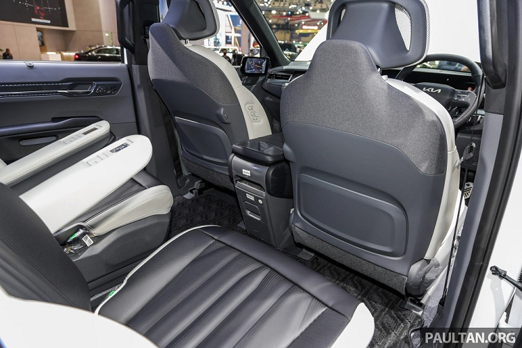 ... sạc điện thoại không dây và hệ thống đèn viền Ambient Light. Như vậy, bên trong mẫu xe điện này có tổng cộng 6 màn hình khác nhau. Nguồn cung cấp sức mạnh cho Kia EV9 GT Line 2024 ở Indonesia là 2 mô-tơ điện với công suất tổng cộng 380 mã lực và mô-men xoắn cực đại 600 Nm. Mặc dù nặng đến 2,6 tấn nhưng mẫu xe điện này vẫn có thể tăng tốc từ 0-100 km/h trong thời gian chỉ 5,3 giây.