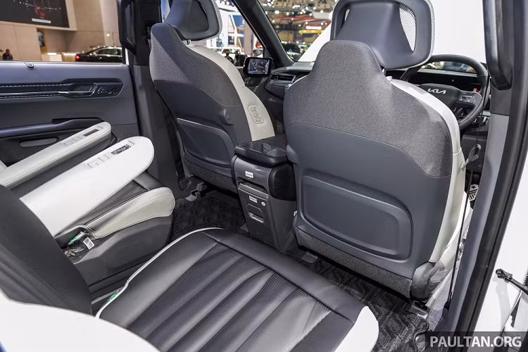 ... sạc điện thoại không dây và hệ thống đèn viền Ambient Light. Như vậy, bên trong mẫu xe điện này có tổng cộng 6 màn hình khác nhau. Nguồn cung cấp sức mạnh cho Kia EV9 GT Line 2024 ở Indonesia là 2 mô-tơ điện với công suất tổng cộng 380 mã lực và mô-men xoắn cực đại 600 Nm. Mặc dù nặng đến 2,6 tấn nhưng mẫu xe điện này vẫn có thể tăng tốc từ 0-100 km/h trong thời gian chỉ 5,3 giây.