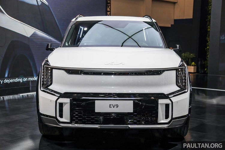 Ở thị trường Indonesia, mẫu xe SUV Kia EV9 2024 chỉ được phân phối với 1 phiên bản là GT-Line. Đây là phiên bản cao cấp nhất của dòng xe này nên có giá không hề rẻ, lên đến 1,975 tỷ Rupiah (khoảng 3,12 tỷ đồng). Như vậy, Kia EV9 GT-Line đắt hơn VinFast VF9 ở Việt Nam (có giá dao động từ 1,491 - 2,169 tỷ đồng).