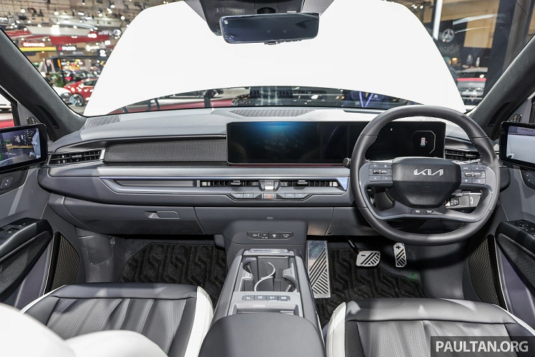 Bên trong xe, Kia EV9 GT Line 2024 dành cho thị trường Indonesia được trang bị nội thất 3 hàng ghế với 6 chỗ ngồi. Trong đó, hàng ghế giữa là 2 ghế thương gia tách rời nhau và có công nghệ "không trọng lực" Relaxation Seats cũng như tính năng massage nhằm mang lại cảm giác thoải mái cho hành khách.