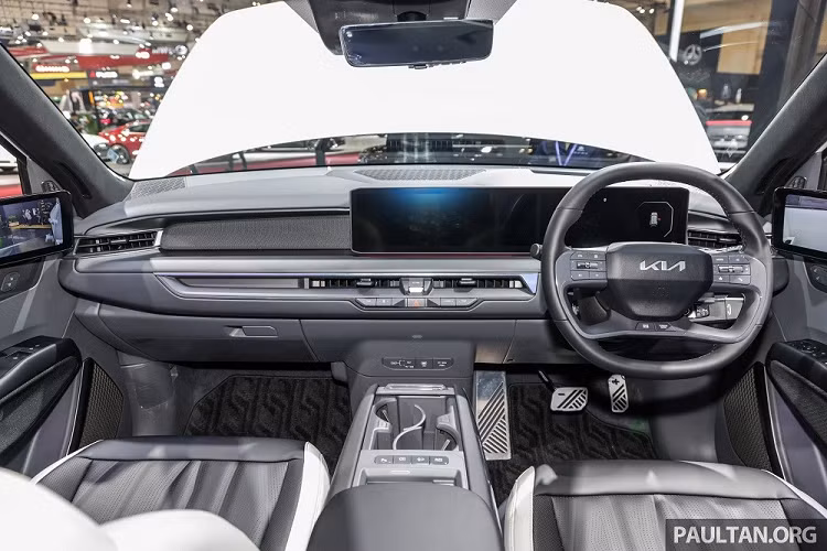 Bên trong xe, Kia EV9 GT Line 2024 dành cho thị trường Indonesia được trang bị nội thất 3 hàng ghế với 6 chỗ ngồi. Trong đó, hàng ghế giữa là 2 ghế thương gia tách rời nhau và có công nghệ "không trọng lực" Relaxation Seats cũng như tính năng massage nhằm mang lại cảm giác thoải mái cho hành khách.