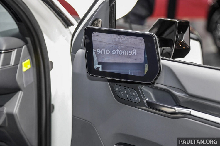 Trong khi đó, trên cửa trước có thêm 2 màn hình nhỏ để hiển thị hình ảnh do camera kỹ thuật số đóng vai trò gương chiếu hậu thu được. Chưa hết, mẫu SUV điện này còn được trang bị ghế bọc da, vô lăng 3 chấu tích hợp phím chức năng, hệ thống âm thanh Meridian 14 loa... Cửa sổ trời toàn cảnh chia 2 mảnh, màn hình hiển thị thông tin kính lái HUD