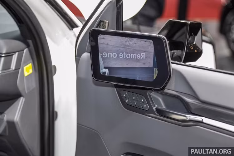 Trong khi đó, trên cửa trước có thêm 2 màn hình nhỏ để hiển thị hình ảnh do camera kỹ thuật số đóng vai trò gương chiếu hậu thu được. Chưa hết, mẫu SUV điện này còn được trang bị ghế bọc da, vô lăng 3 chấu tích hợp phím chức năng, hệ thống âm thanh Meridian 14 loa... Cửa sổ trời toàn cảnh chia 2 mảnh, màn hình hiển thị thông tin kính lái HUD