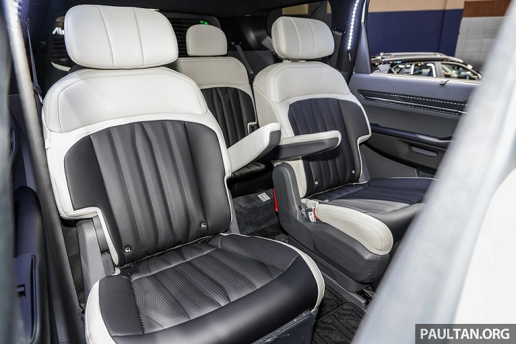 Những trang bị nổi bật khác của Kia EV9 GT Line 2024 ở Indonesia gồm có màn hình cong trên mặt táp-lô, tích hợp bảng đồng hồ kỹ thuật số và màn hình cảm ứng trung tâm cùng có kích thước 12,3 inch. Nằm giữa 2 màn hình này là màn hình nhỏ với kích thước 5 inch để hiện thị chế độ cài đặt điều hòa.