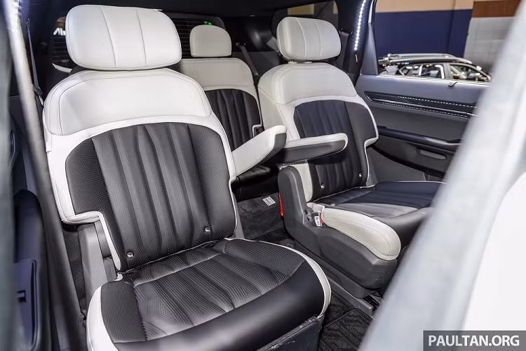 Những trang bị nổi bật khác của Kia EV9 GT Line 2024 ở Indonesia gồm có màn hình cong trên mặt táp-lô, tích hợp bảng đồng hồ kỹ thuật số và màn hình cảm ứng trung tâm cùng có kích thước 12,3 inch. Nằm giữa 2 màn hình này là màn hình nhỏ với kích thước 5 inch để hiện thị chế độ cài đặt điều hòa.