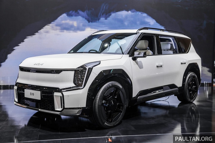 Những trang bị ngoại thất còn lại của Kia EV9 GT Line 2024 vẫn giống bản thường như dải đèn LED định vị ban ngày và đèn hậu LED lấy cảm hứng thiết kế từ bản đồ sao, vành hợp kim 21 inch với thiết kế 4 chấu, tay nắm cửa ẩn, cánh gió mui hay ăng ten vây cá trên nóc. Đặc biệt, xe còn dùng camera kỹ thuật số thay cho gương chiếu hậu truyền thống.