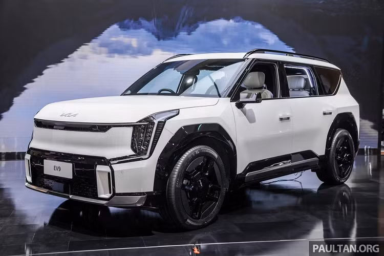 Những trang bị ngoại thất còn lại của Kia EV9 GT Line 2024 vẫn giống bản thường như dải đèn LED định vị ban ngày và đèn hậu LED lấy cảm hứng thiết kế từ bản đồ sao, vành hợp kim 21 inch với thiết kế 4 chấu, tay nắm cửa ẩn, cánh gió mui hay ăng ten vây cá trên nóc. Đặc biệt, xe còn dùng camera kỹ thuật số thay cho gương chiếu hậu truyền thống.