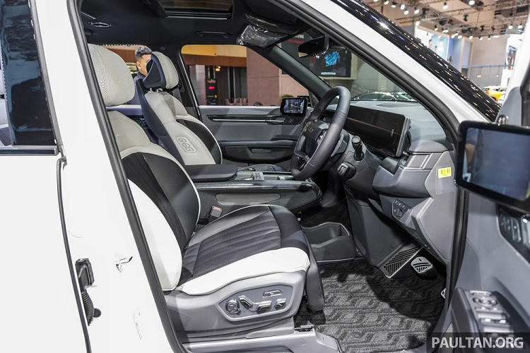 Cả hàng ghế thứ nhất và thứ hai đều có tính năng sưởi ấm, thông gió. Ngoài ra, hàng ghế đầu còn có tính năng chỉnh điện. 2 ghế giữa của Kia EV9 GT Line 2024 ở Indonesia có thể trượt lên/xuống nhưng không có tính năng xoay 180 độ, giúp các hành khách phía sau giao tiếp với nhau dễ dàng hơn, như xe tại Hàn Quốc. Trang bị này cũng không có trên xe bán ở thị trường Mỹ.