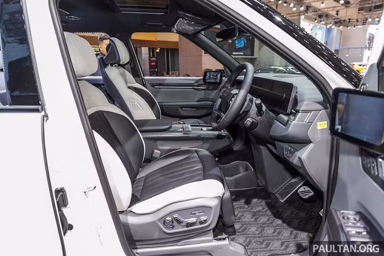 Cả hàng ghế thứ nhất và thứ hai đều có tính năng sưởi ấm, thông gió. Ngoài ra, hàng ghế đầu còn có tính năng chỉnh điện. 2 ghế giữa của Kia EV9 GT Line 2024 ở Indonesia có thể trượt lên/xuống nhưng không có tính năng xoay 180 độ, giúp các hành khách phía sau giao tiếp với nhau dễ dàng hơn, như xe tại Hàn Quốc. Trang bị này cũng không có trên xe bán ở thị trường Mỹ.