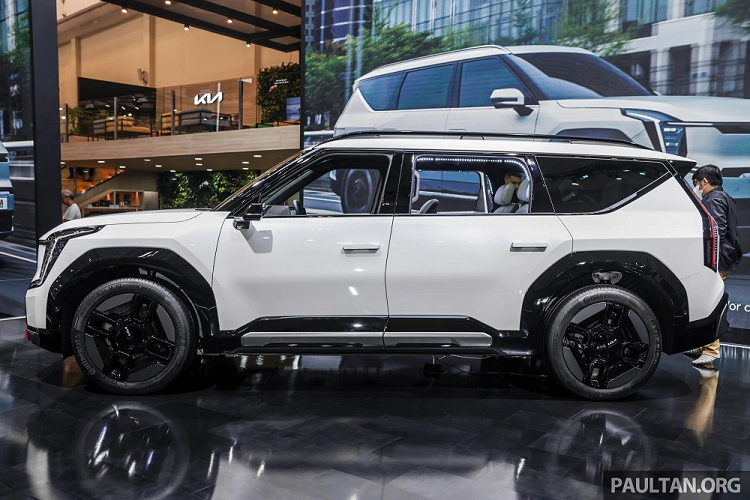 Tương tự Hyundai Ioniq 5 đang bán ở Việt Nam, Kia EV9 GT-Line 2024 cũng được phát triển dựa trên cơ sở gầm bệ Electric Global Modular Platform (E-GMP). Xe có kích thước dài x rộng x cao lần lượt là 5.015 x 1.980 x 1.780 mm và chiều dài cơ sở 3.100 mm. So với bản thường, bản GT-Line cao hơn 25 mm.