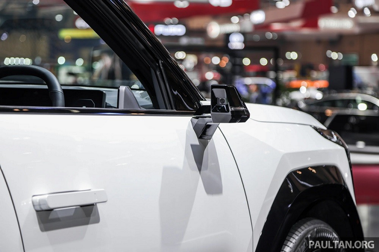 Bên cạnh đó là cụm pin lithium-ion với dung lượng khả dụng 99,8 kWh, cho phép xe chạy 497 km sau một lần sạc đầy. Xe hỗ trợ cả sạc nhanh DC và sạc chậm AC. Với bộ sạc chậm 11 kW, thời gian sạc đầy pin là 10 tiếng 45 phút. Trong khi đó, thời gian sạc pin từ 10-80% bằng bộ sạc nhanh 250 kW là 23 phút. Với công nghệ V2L, xe có thể sạc cho các thiết bị điện bên ngoài với công suất đầu ra 3,68 kW.