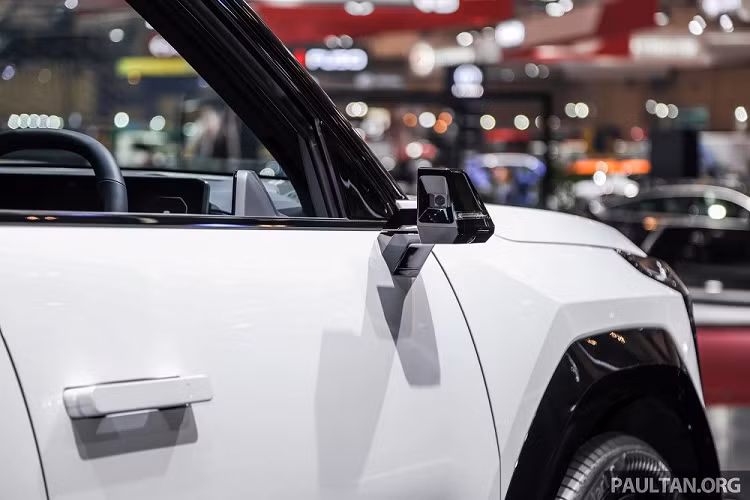 Bên cạnh đó là cụm pin lithium-ion với dung lượng khả dụng 99,8 kWh, cho phép xe chạy 497 km sau một lần sạc đầy. Xe hỗ trợ cả sạc nhanh DC và sạc chậm AC. Với bộ sạc chậm 11 kW, thời gian sạc đầy pin là 10 tiếng 45 phút. Trong khi đó, thời gian sạc pin từ 10-80% bằng bộ sạc nhanh 250 kW là 23 phút. Với công nghệ V2L, xe có thể sạc cho các thiết bị điện bên ngoài với công suất đầu ra 3,68 kW.