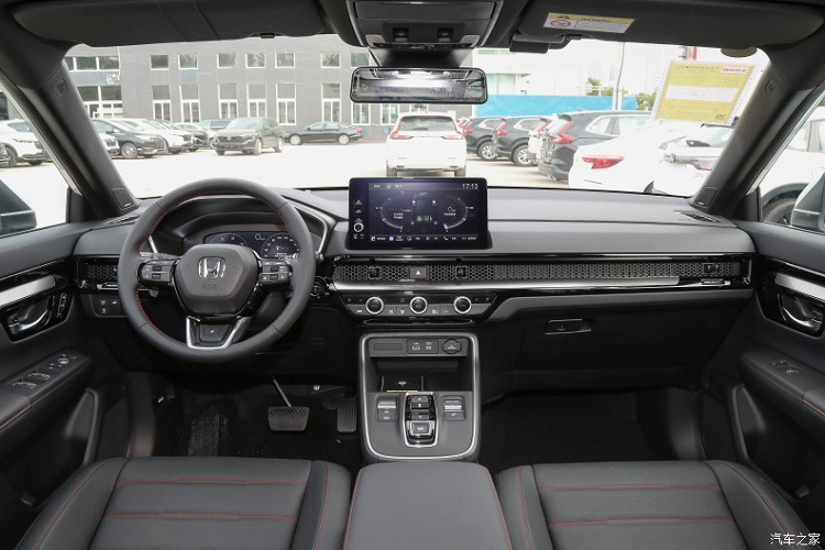 Bước vào trong xe, điểm thay đổi rõ nét hơn của chiếc xe Honda CR-V e:HEV đó là đã được thay thế lẫy chuyển số dạng nút bấm, đồng nhất với bản máy xăng là cửa gió điều hòa dạng tổ ong và màn hình điều khiển trung tâm dạng nổi.