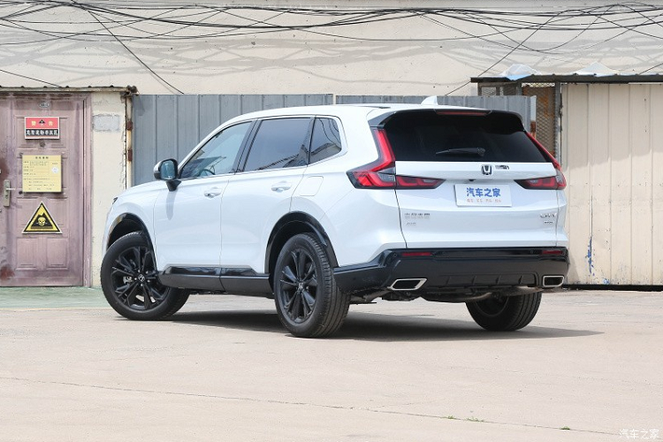 Đèn pha Honda CR-V e:HEV có thiết kế thanh mảnh được nối với lưới tản nhiệt, bằng đường viền mạ crôm phía trên, ăn khớp với trang trí màu đen ở viền dưới, tạo hiệu ứng hình ảnh tổng thể rất tinh tế và thể thao. Bên hông, chiếc xe Honda CR-V e:HEV không có nhiều thay đổi so với bản máy xăng, mâm xe 5 chấu kép kiểu cánh hoa được sơn đen, kích thước lốp là 235/55.