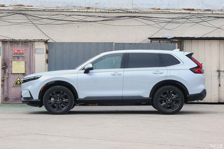 Nhìn vào chiếc xe SUV Honda CR-V e:HEV mới, mặt trước của nó có thiết kế ngoại hình giống như phiên bản sử dụng nhiên liệu truyền thống, với kích thước các nan lưới tản nhiệt bên trong hình lục giác lớn hơn, đồng thời, logo Honda cũng được tô điểm thêm màu xanh lam để làm nổi bật các thuộc tính năng lượng mới của xe hybrid.