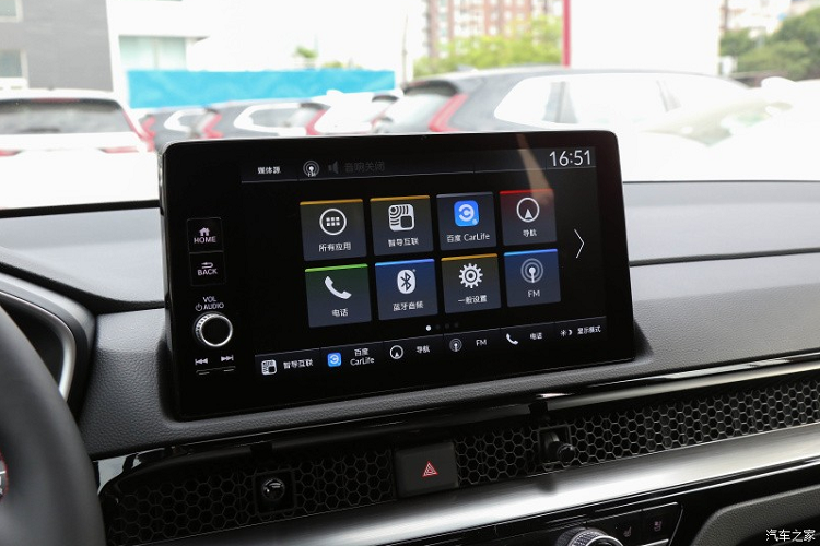 Về sức mạnh, Honda CR-V e:HEV sử dụng hệ thống hybrid bao gồm động cơ xăng 4 xi-lanh, hút khí tự nhiên, dung tích 2.0 lít và động cơ điện có công suất tổng hợp là 207 mã lực và mô-men xoắn cực đại 335 Nm , kết hợp với hộp số biến thiên vô cấp CVT, đồng thời sẽ được trang bị hệ dẫn động bốn bánh.