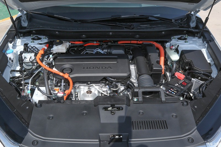 Là một mẫu xe hybrid, mức tiêu thụ nhiên liệu của chiếc xe Honda CR-V e:HEV chỉ 5,49 lít/100km, xe có thể lăn bánh quãng đường 965 km.